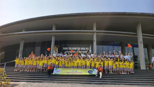 Đoàn học sinh Mầm non Nhơn Lý chụp ảnh trước Trung tâm Khám phá Khoa học Quy Nhơn trong tour tham quan - trải nghiệm - học tập